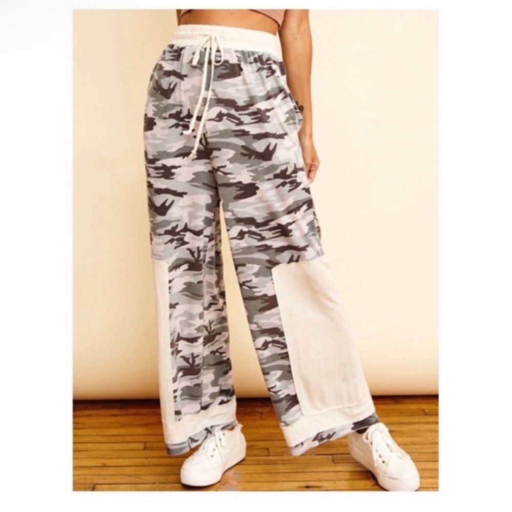 New Camouflage Print Comfy Lounge
Pants With Raw Edge Detail